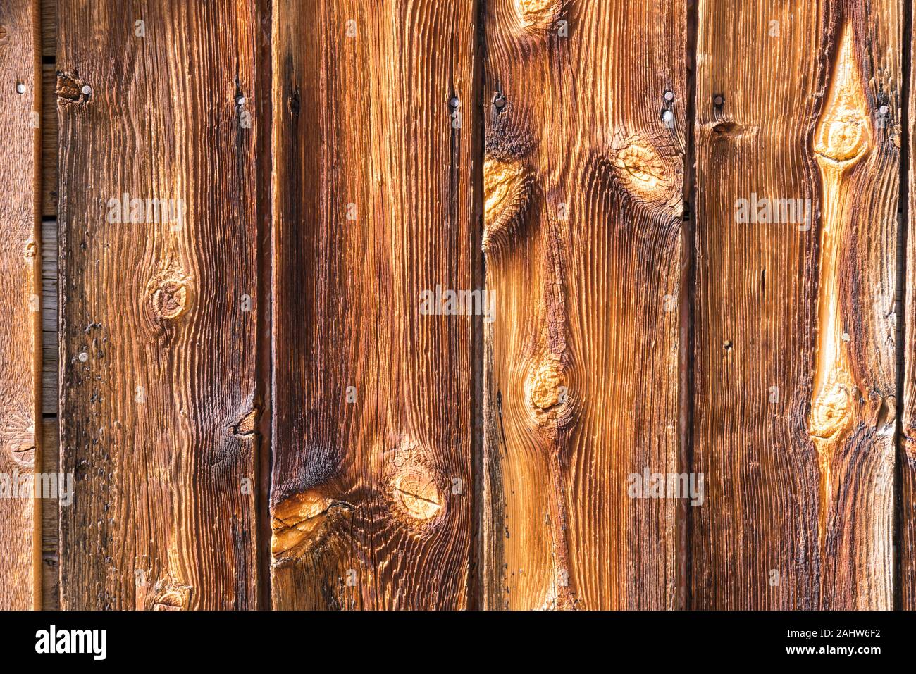 An der Außenwand der alten verwittertes Holz Hintergrund Stockfoto