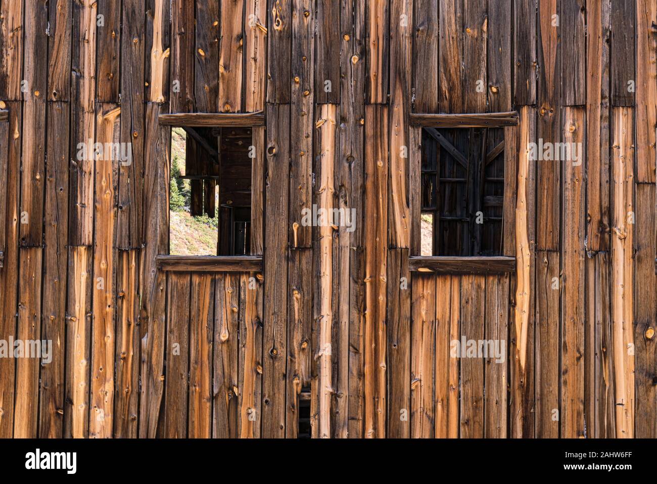Windows in einem alten verwitterten Gebäude aus Holz Stockfoto