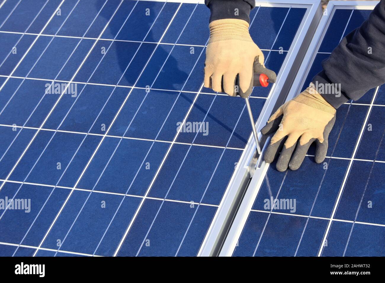 Installation einer neuen Photovoltaikanlage Stockfoto