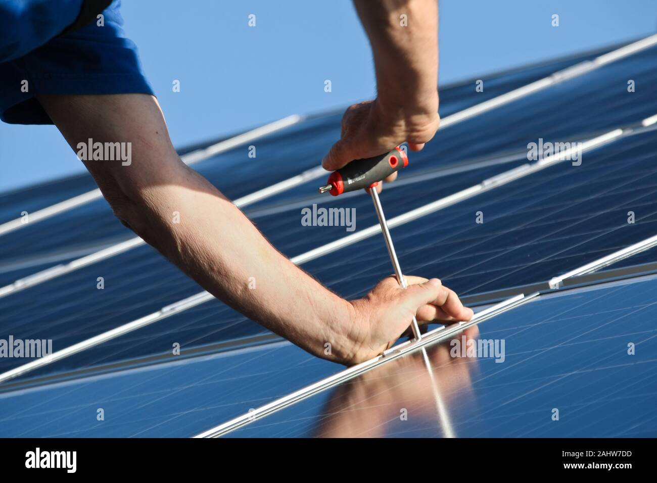 Installation einer neuen Photovoltaikanlage Stockfoto