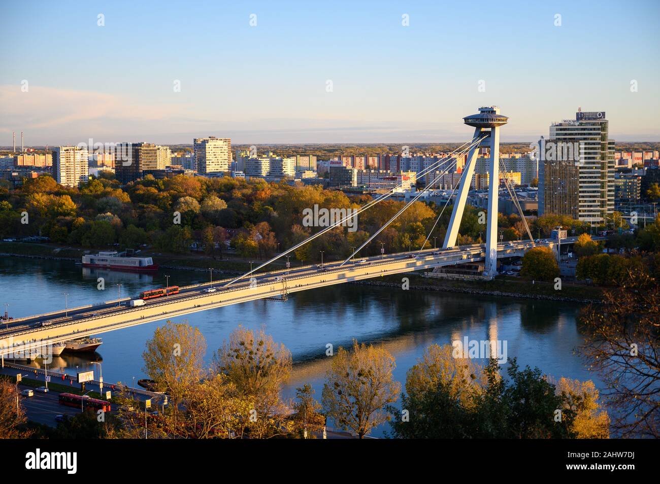 Die SNP-Brücke über die Donau in Bratislava. SNP ist eine slowakische Abkürzung für Slowakischen Nationalen Aufstandes. Stockfoto