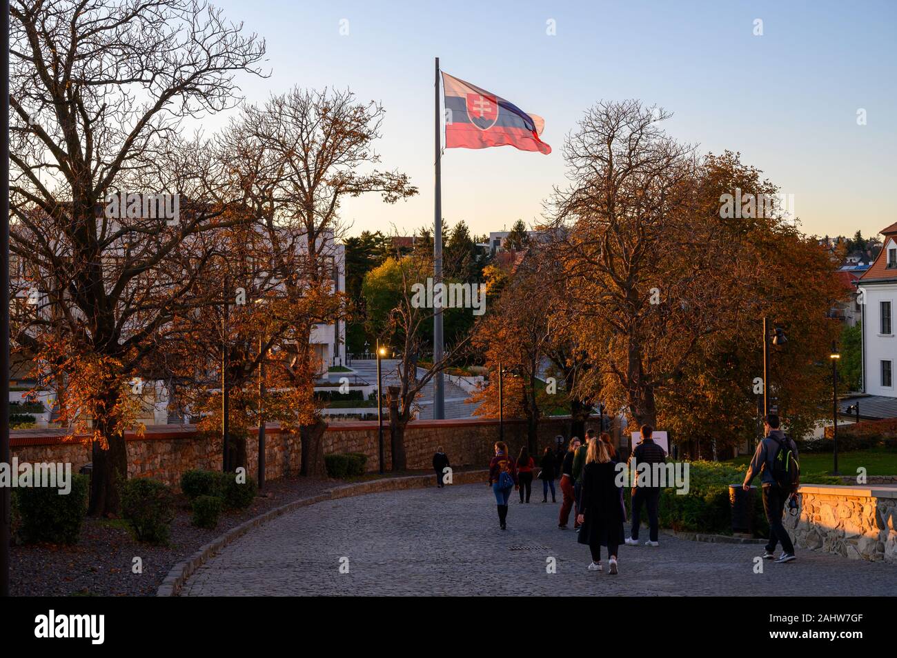 Die Flagge der Slowakei in der Nähe des Parlaments der Slowakischen Republik in Bratislava. Stockfoto