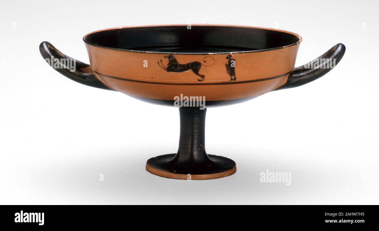 Antike Griechische. Kylix (Trinkbecher). 540 v. Chr. - 530 v. Chr.. Arsinoë. Terrakotta, wird dies in der Abbildung schwarz-Technik eingerichtet ist ein Beispiel für die populärste Art des Weines Cup im alten Griechenland, der Kylix. Steigende aus einem runden Fuß und einem dünnen Stamm, die Schale flares, um eine große Schüssel mit zwei Griffen auf gegenüberliegenden Seiten. Im dekorativen Band um die Lippe der Tasse, eine menschliche Figur in Grecian Kleid ist in der Gesellschaft von einem Löwen dargestellt. Stockfoto