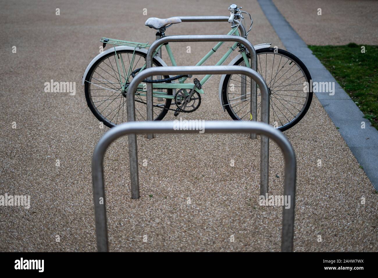 Ein Vintage suchen Fahrrad oder Bike auf einem Fahrrad oder Bike Rack Stockfoto