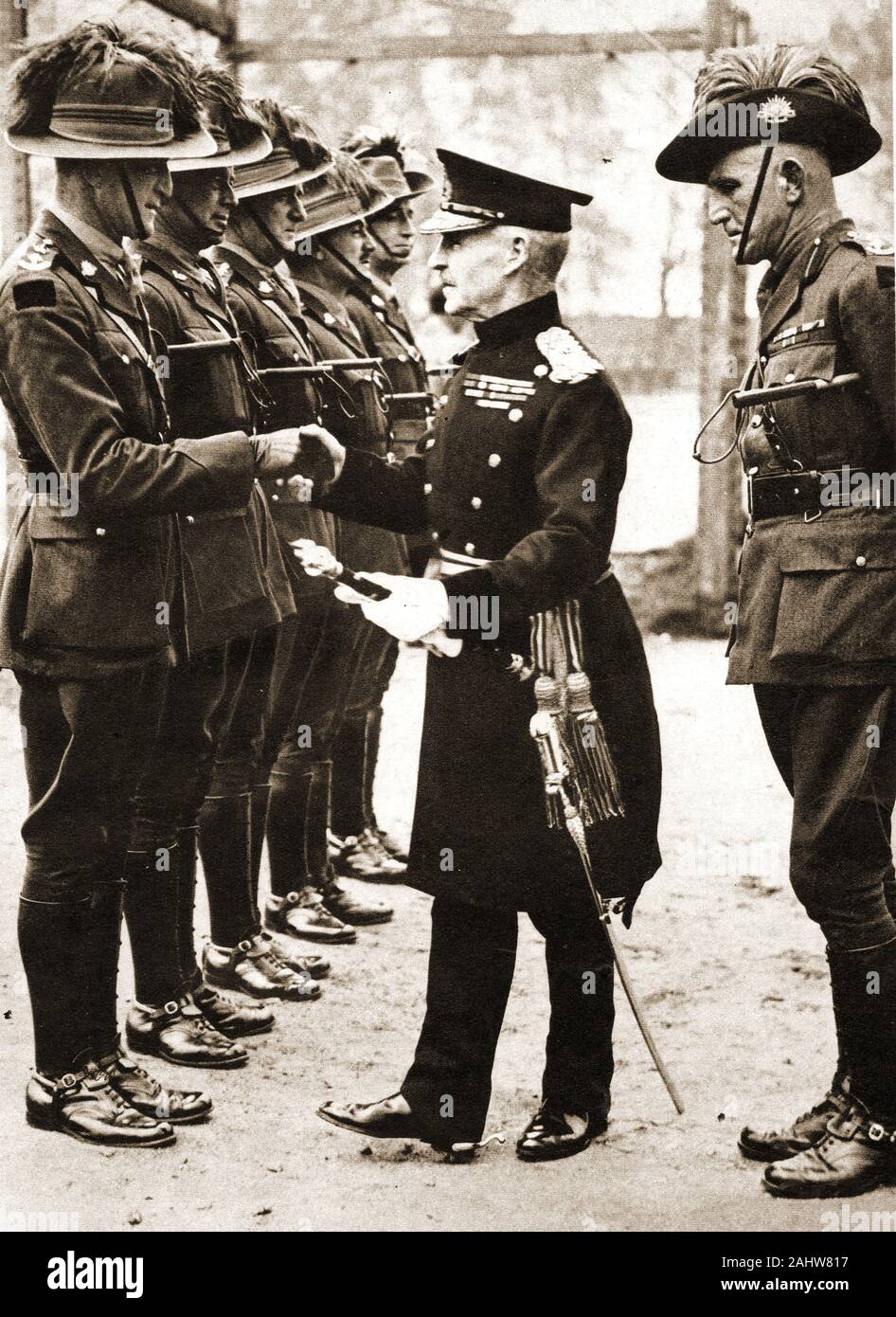 Am 8. Mai 1937. Feldmarschall Lord Caven (Friedrich Rudolph Lambart 1865-1946) rüttelt Hände mit Oberst Barker in Pirbright Camp, - Die australische Oberst Edmund Frank Lind (1888-1944) hinter ihm steht. Lord Cavan war zuvor als Viscount Kilcoursie bekannt. Stockfoto