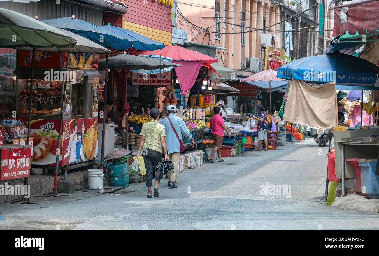 SAMUT PRAKAN, Thailand, 10.Oktober 2019, halb-leer-Markt auf der Straße. Tag Markt in der Stadt. Stockfoto