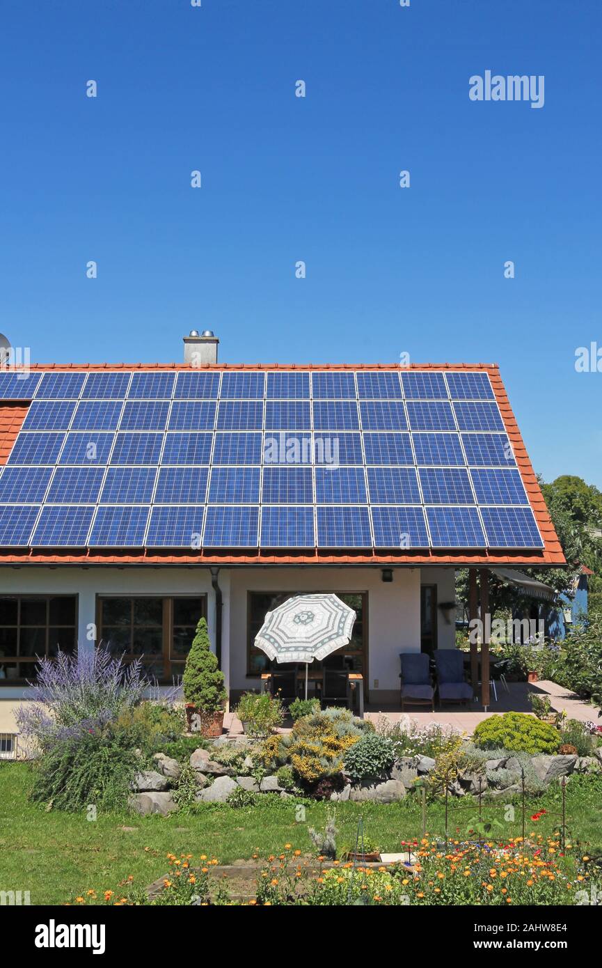 Photovoltaik Module auf private Wohngebäude Stockfoto