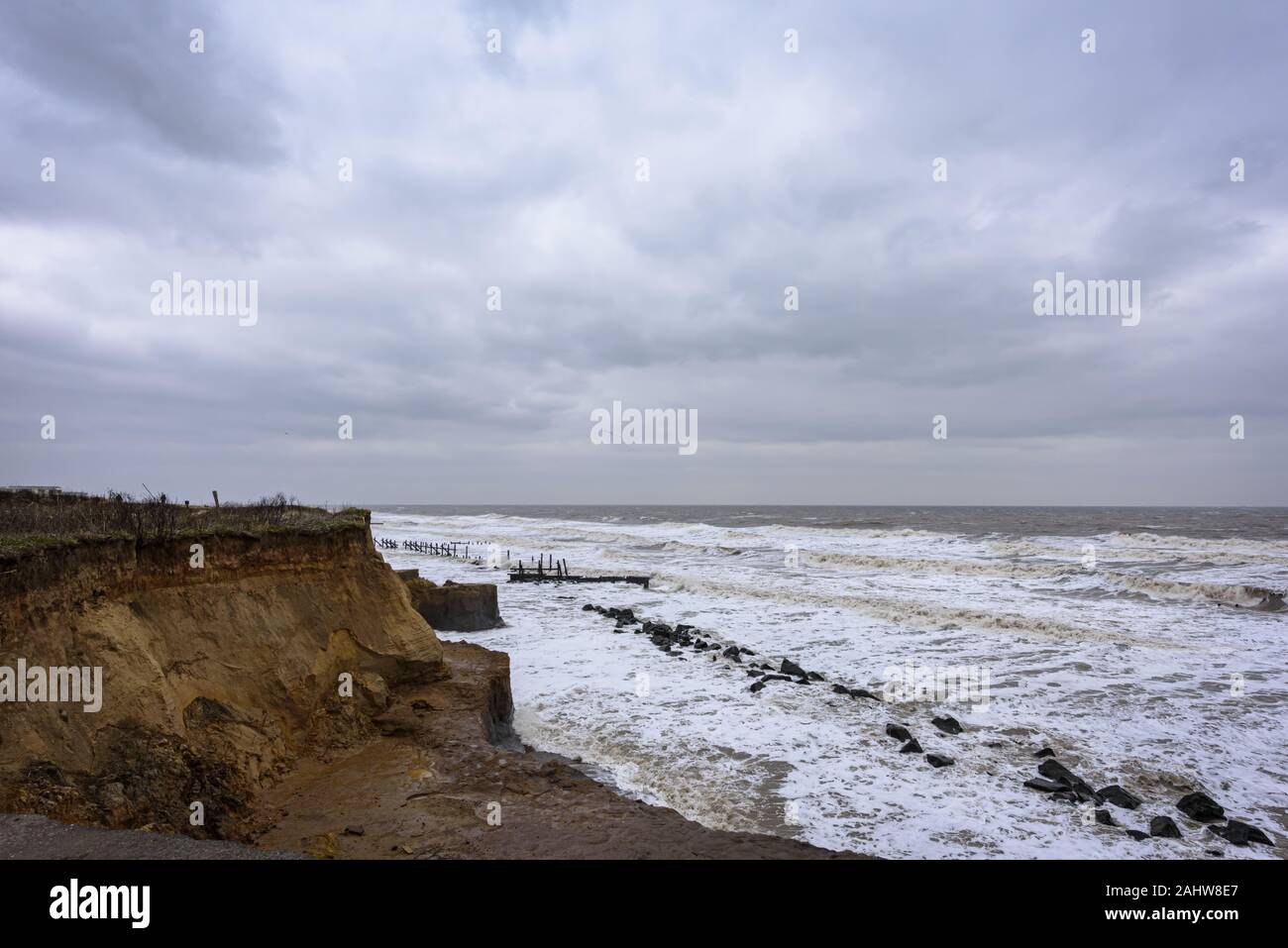 UK, HAPPISBURGH - 18 MAR 2018: die Erosion der Küsten, die während ein Wintersturm. Viele Häuser haben kürzlich in dieser Gemeinschaft wurden aufgrund der Küsten verloren Stockfoto
