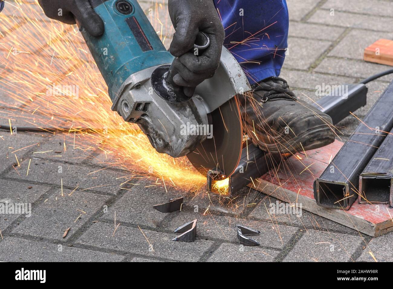 Bauarbeiter biegt Ihr Bügeleisen Stockfoto