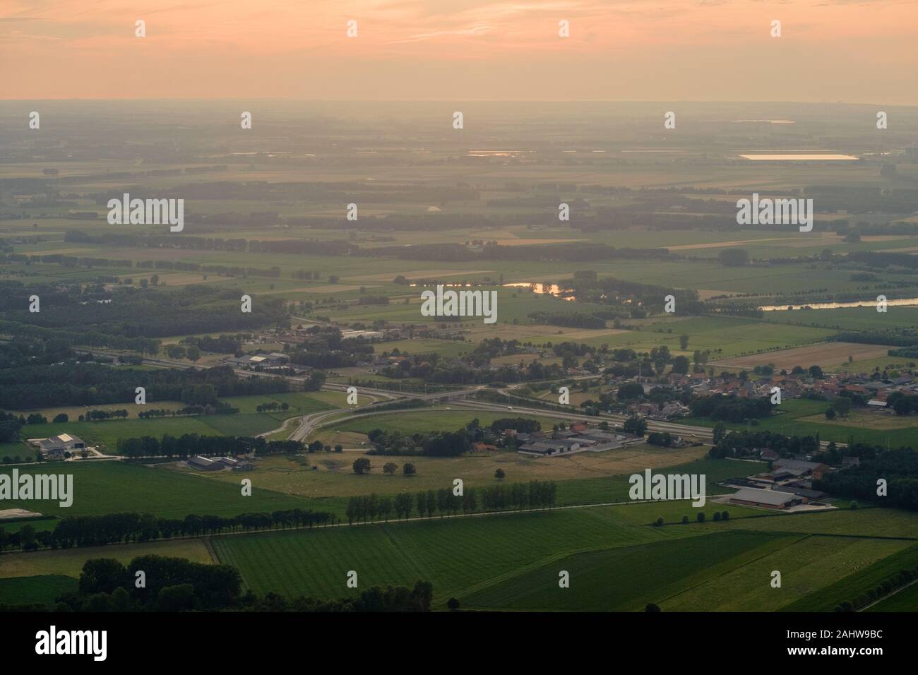 Ein Luftbild zeigt die Autobahn Ausfahrt von der E 34 bei Moerbeke, eine Gemeinde in der belgischen Provinz East-Flander mit ländlicher Umgebung.. Stockfoto