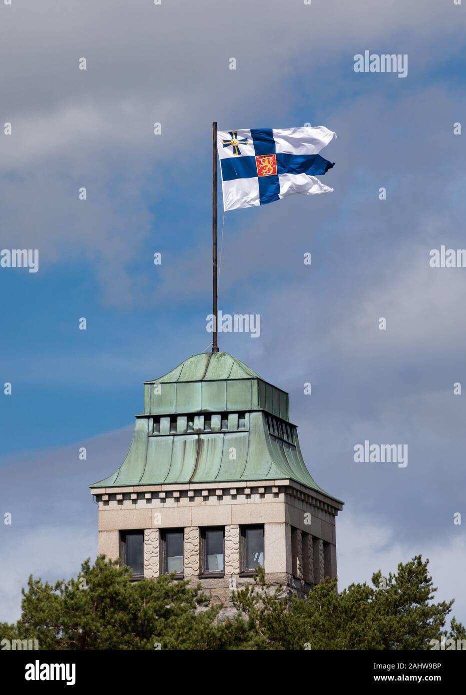 Die finnische Präsidentenfahne, die über den Turm von Kultaranta, der Sommerresidenz des Präsidenten der Republik in Naantali, Finnland, führt. Stockfoto