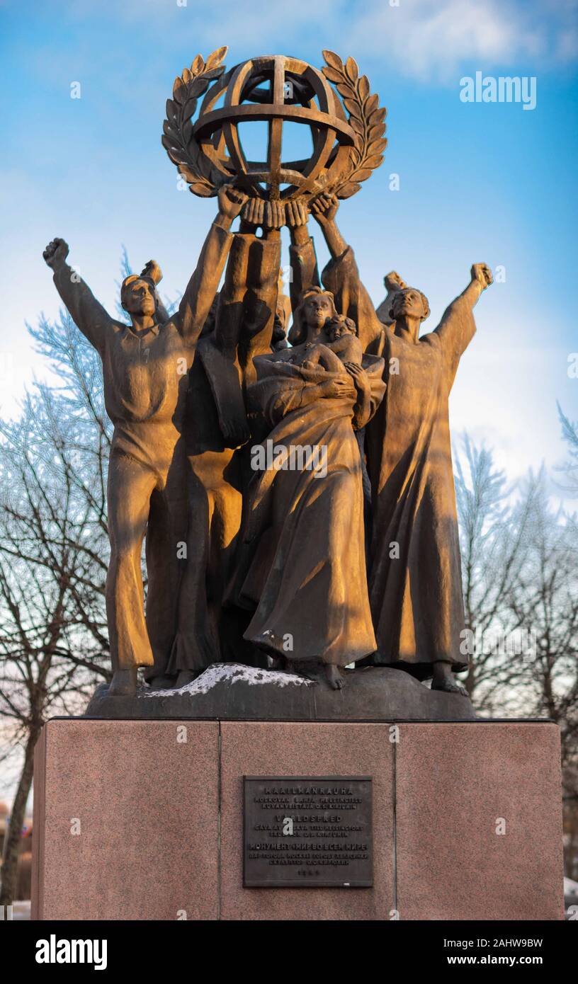 Weltfriedensstatue, die der Stadt Helsinki, Finnland, von der Stadt Moskau, der Sowjetunion, überreicht wurde und am 14. Januar 1990 enthüllt wurde. Stockfoto