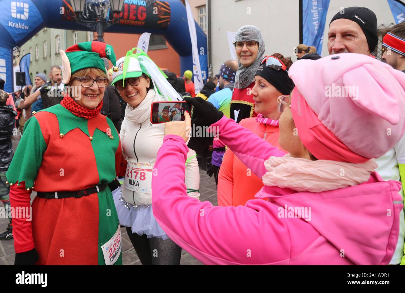 Krakau. Krakau. Polen. Silvester laufen. 2500 Menschen nahmen an der 16. Lauf der Teilnehmer in lustigen Kostümen. Entfernung war 5 oder 10 km. Stockfoto