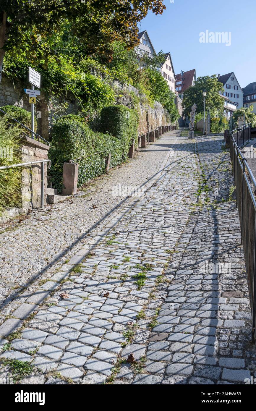 Steilen gepflasterten Weg bei touristischen historische Städtchen, geschossen im Sommer helles Licht in Horb am Neckar, Baden Wuttenberg, Deutschland Stockfoto