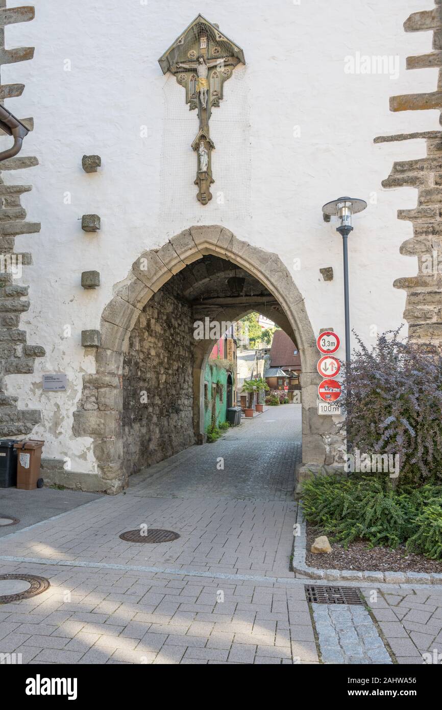 Die malerischen alten Portal unter mittelalterlichen 'Ihlinger' Tower an touristischen historische Städtchen, im Sommer Schuss helles Licht in Horb am Neckar, Baden Wutten Stockfoto