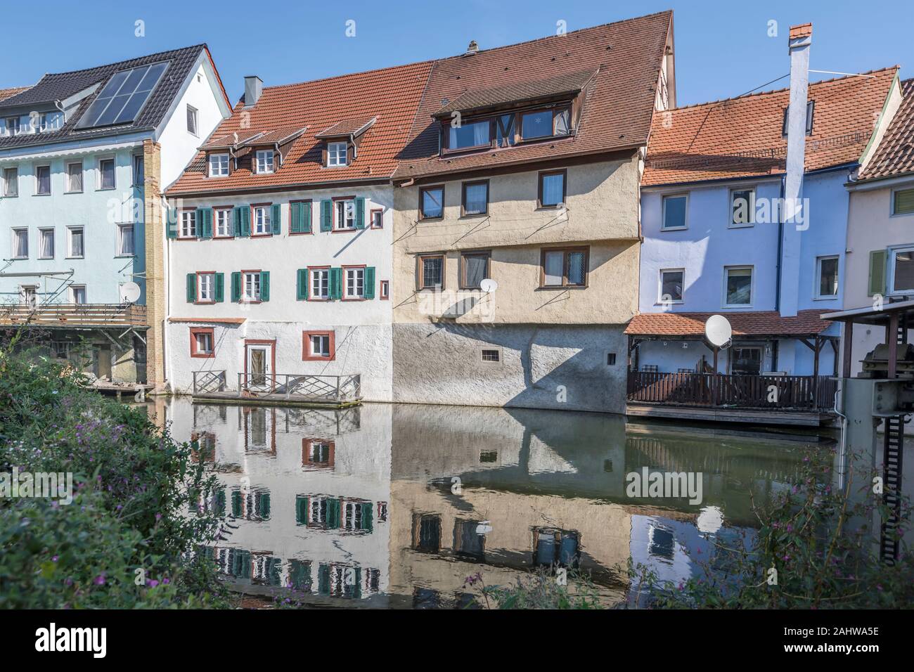 Stadtbild von touristischen historische Städtchen mit alten traditionellen malerischen Häusern auf Muhlcanal Bank, im Sommer Schuss helles Licht in Horb am Neckar Stockfoto