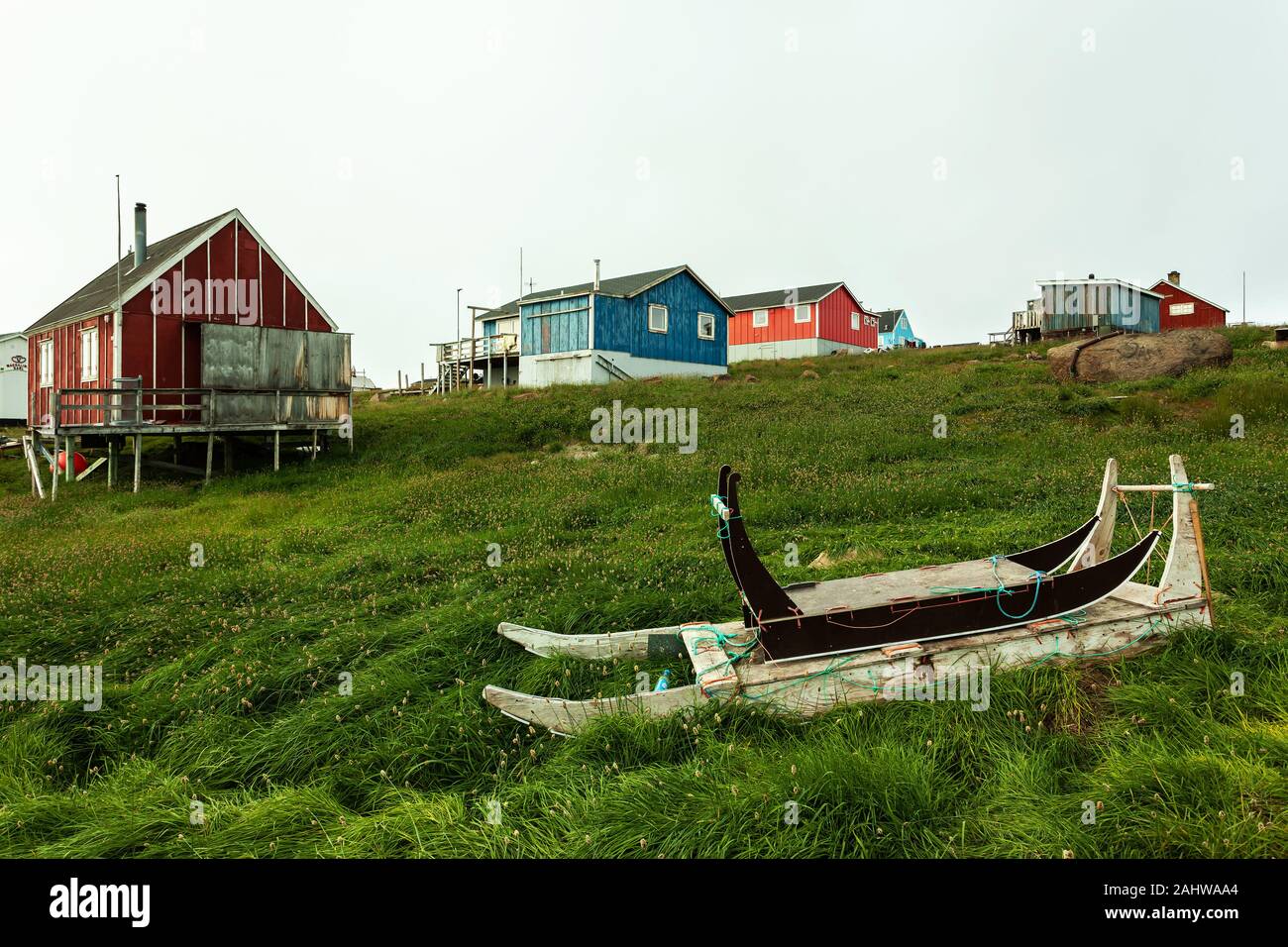 Alten hölzernen Schlitten vor der traditionellen Häusern - Upernavik, Grönland Stockfoto