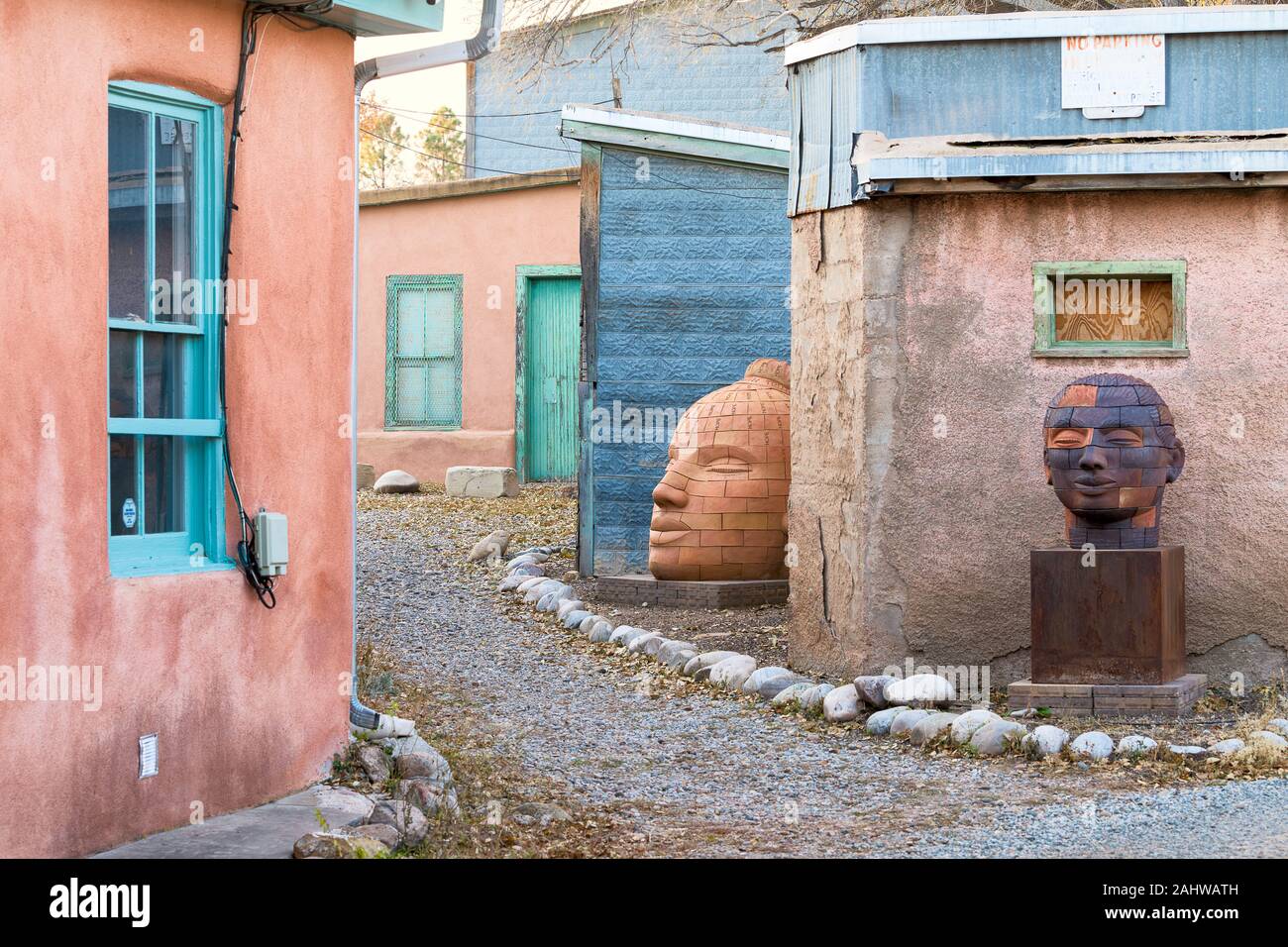 Kunst Skulpturen dargestellt, einschließlich Gehweg von Canyon Road in Santa Fe, New Mexico Stockfoto