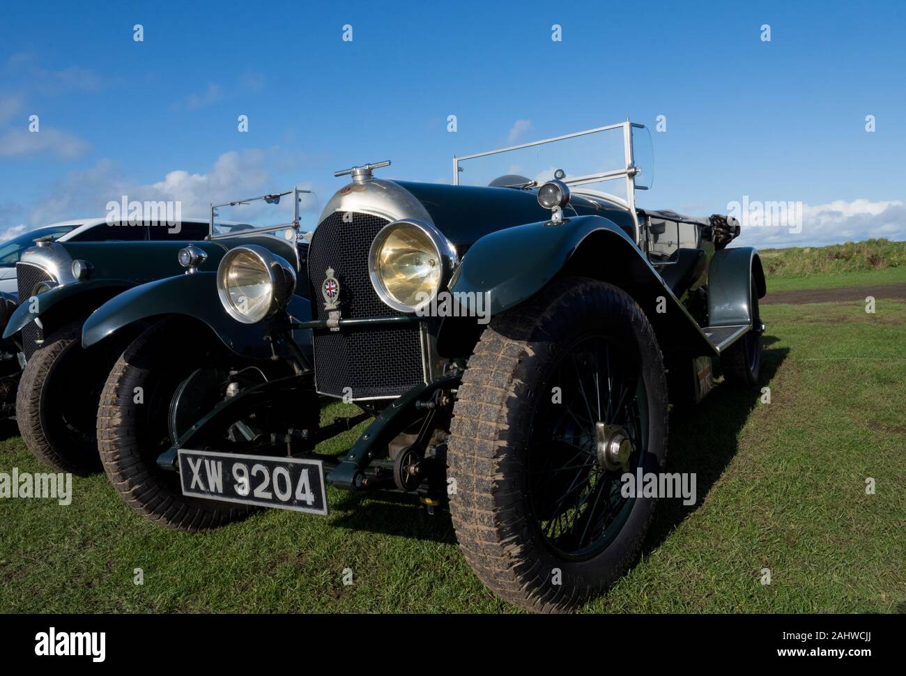 2 3/4 1/2 Vintage Bentleys in einem Feld, getrennte, gemeinsam und mit Details 17 Bilder Stockfoto