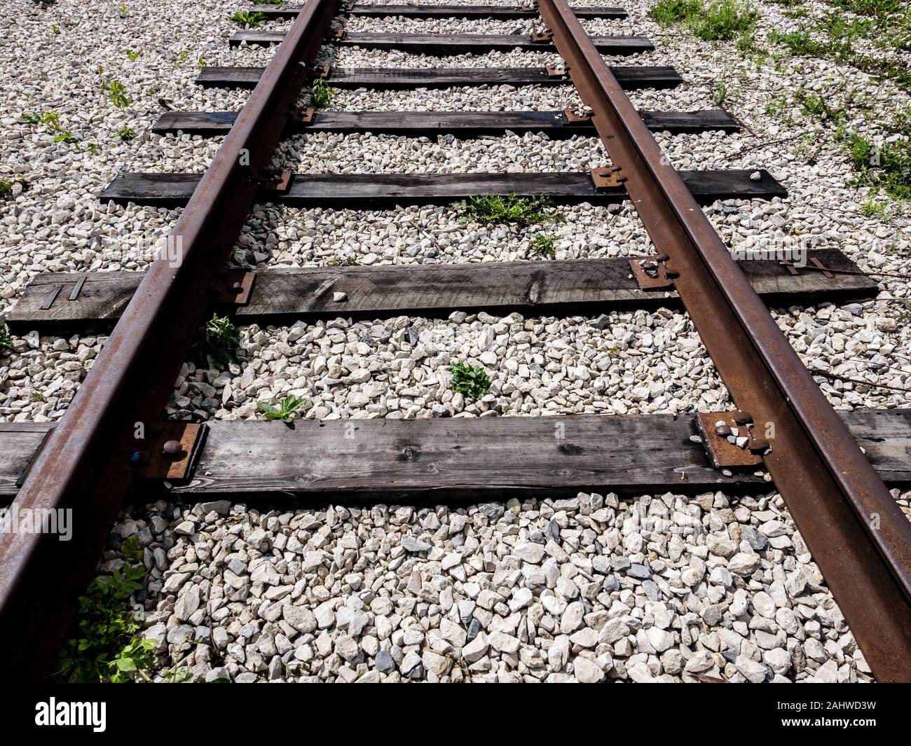 Schließen Sie herauf Bild der leeren Eisenbahnschienen weiter in die Ferne. Travel Concept Stockfoto