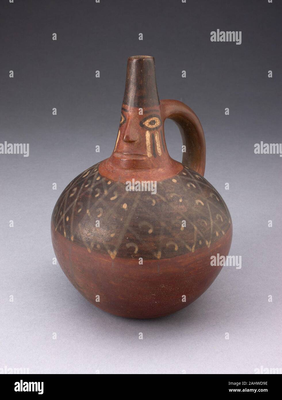 Tiwanaku. Single Auswurfkrümmer Flasche mit modellierten Gesicht am Hals. 700 - 1000. Peru. Keramik- und pigment Stockfoto