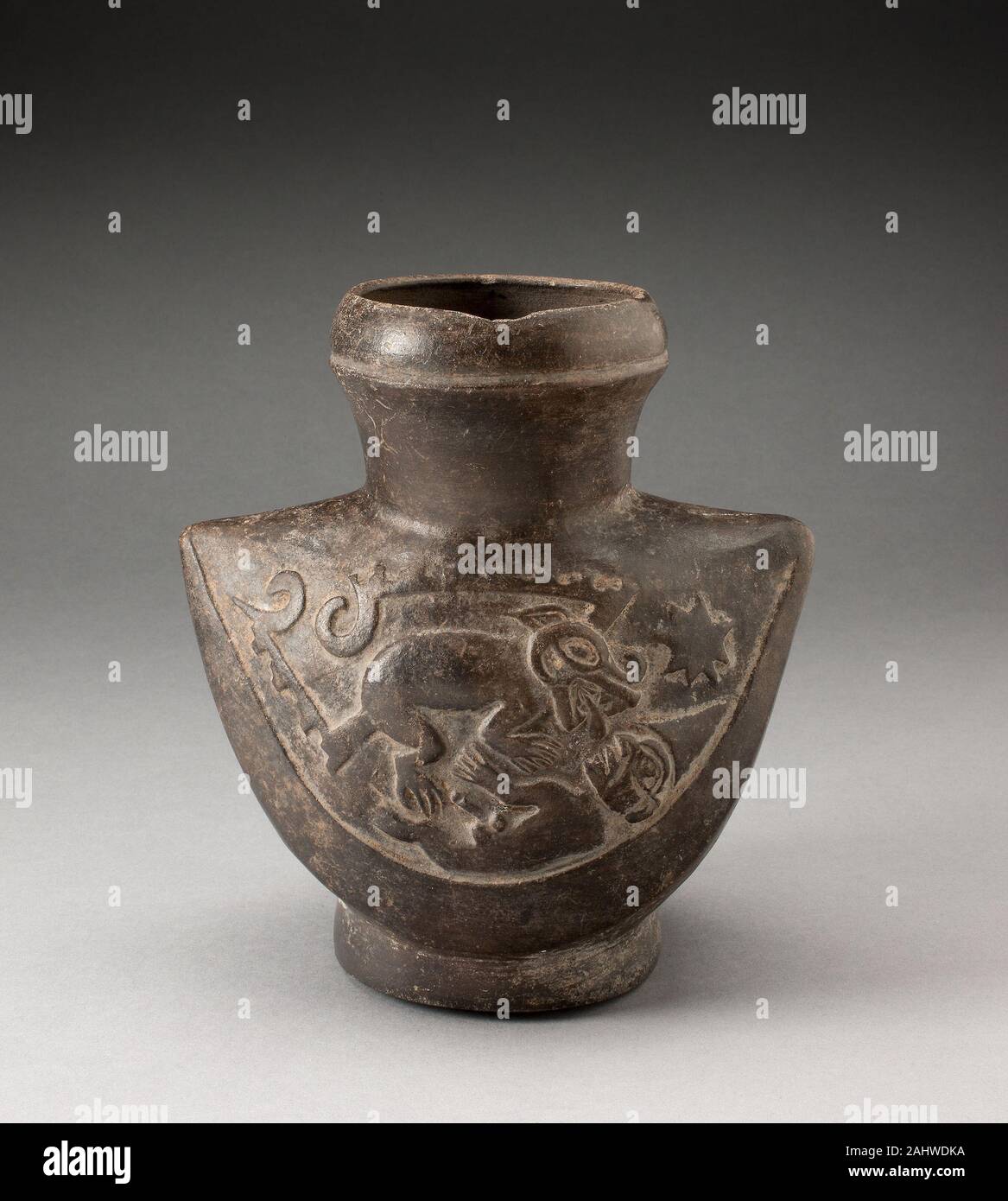 Moche. Wide-Mouthed Jar mit angehobenem Motiv eines Mannes, der von einer Katze angegriffen. 100 BC - 500 AD. Nordküste. Keramik- und pigment Stockfoto