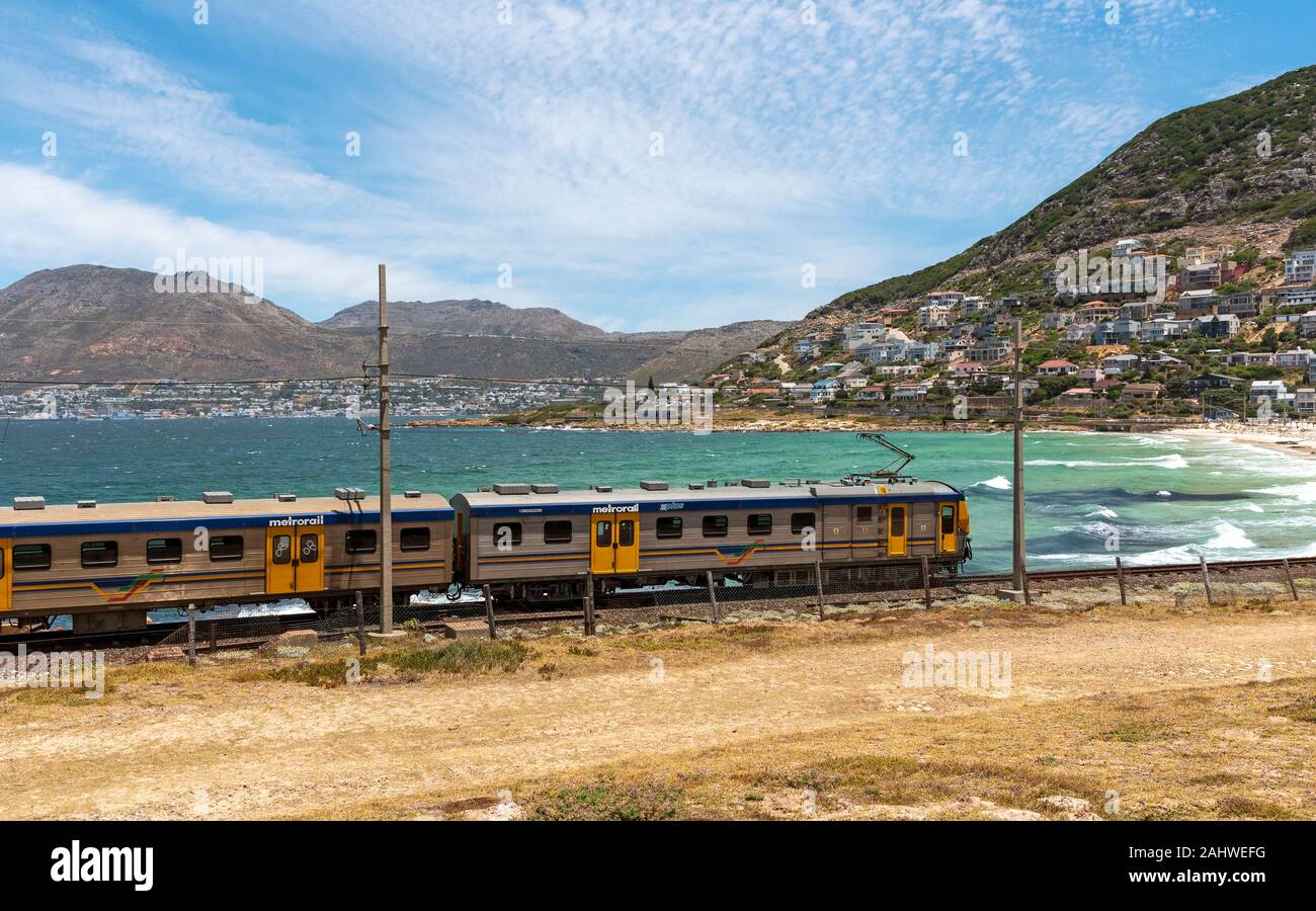 Glencairn, Kapstadt, Südafrika. Küstenschifffahrt Zug passiert das Resort von Glencairn an der Küste zu Simons Town, wo es endet. Stockfoto