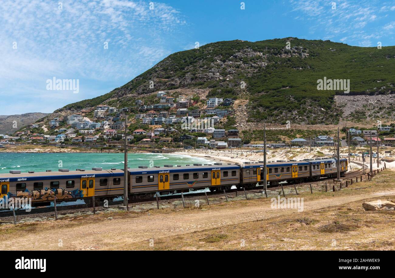 Glencairn, Kapstadt, Südafrika. Dezember 2019. Küstenschifffahrt Zug passiert das Resort von Glencairn an der Küste zu Simons Town, wo es Termin Stockfoto