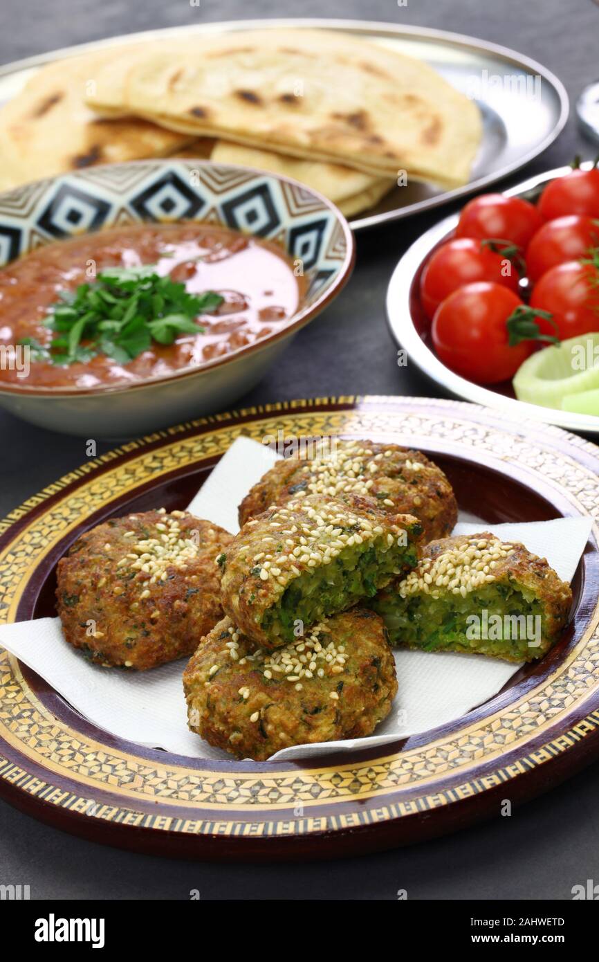 Ägyptisches Essen (taameya, aish, Tahini, Ful medames) Stockfoto