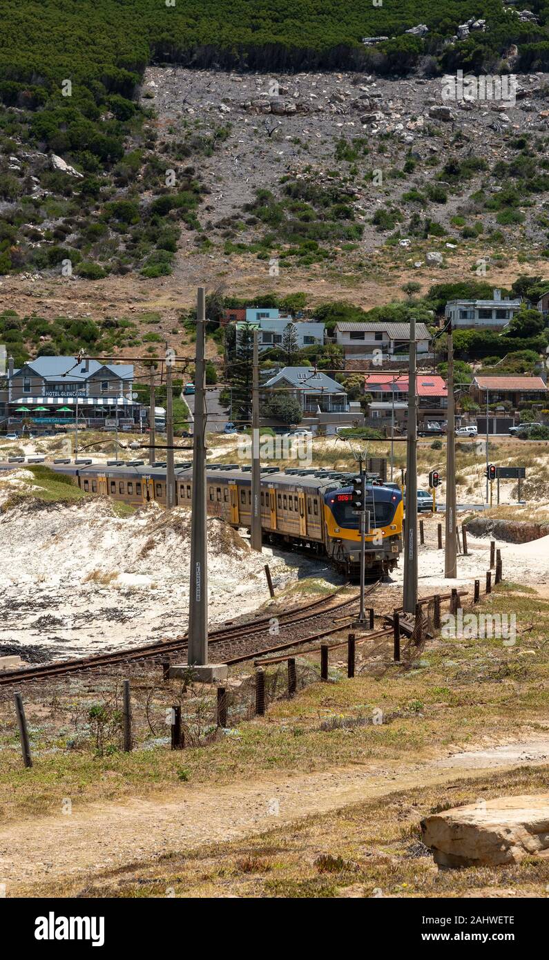 Glencairn, Kapstadt, Südafrika. Dezember 2019. Küstenschifffahrt Zug passiert das Resort von Glencairn an der Küste zu Simons Town, wo es Termin Stockfoto