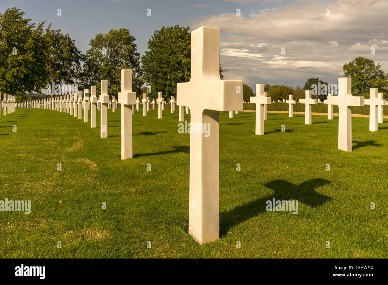Mehrere Reihen weißer Kreuze auf dem Friedhof Stockfoto