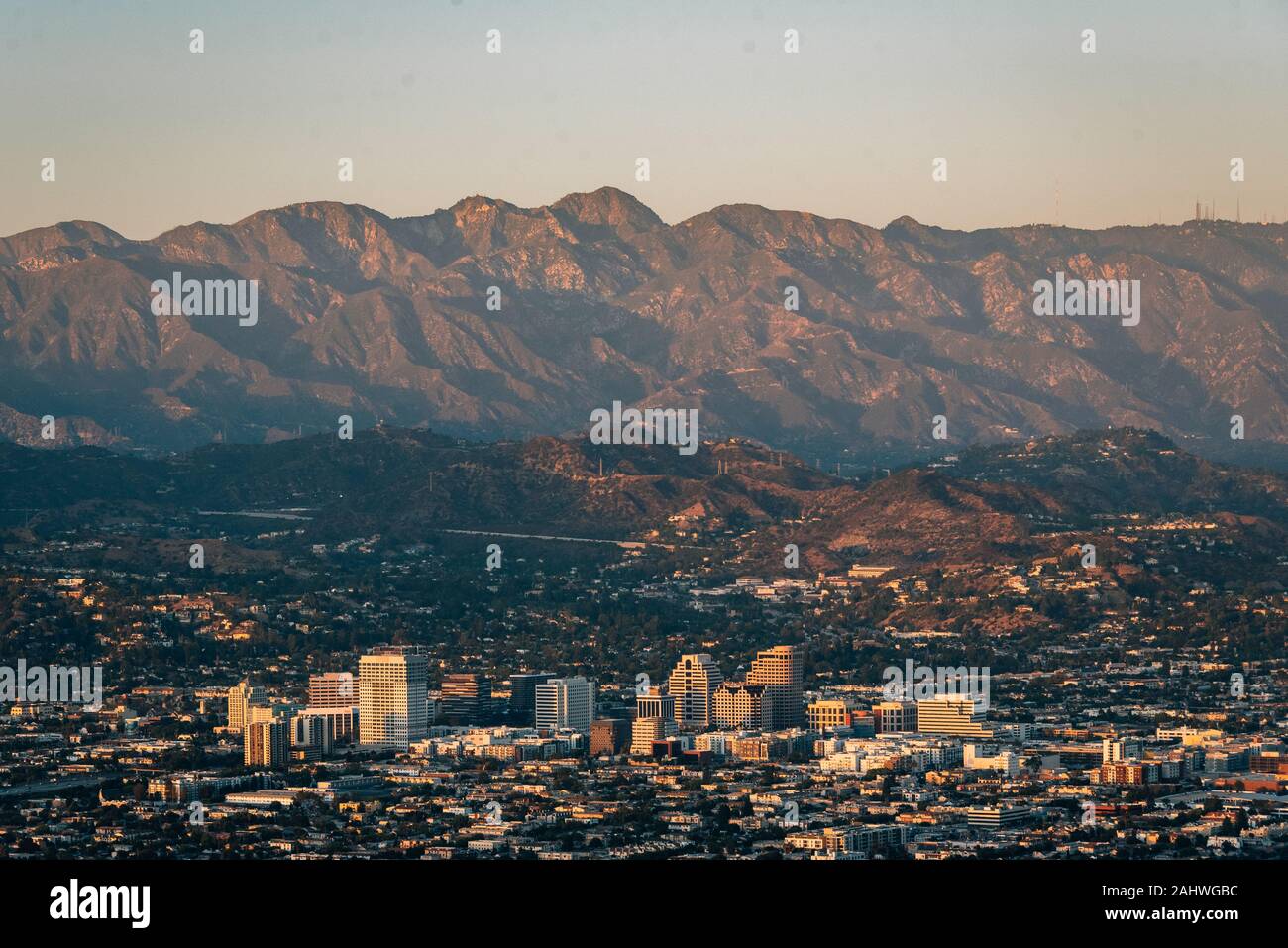 Blick auf Glendale und die San Gabriel Mountains, von Griffith Park in Los Angeles, Kalifornien Stockfoto