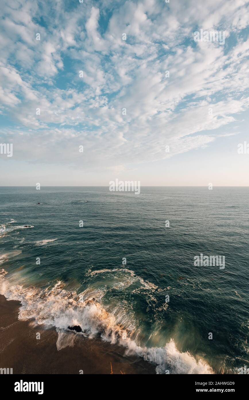 Wellen im Pazifischen Ozean am Point Dume, Malibu, Kalifornien Stockfoto