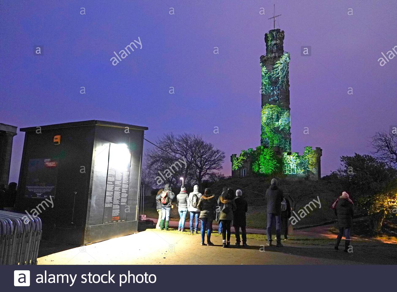 Edinburgh, Schottland, Großbritannien. 1. Jan 2020. Die Worte des berühmten Schriftstellers Robin Robertson mit Bildern Ausleuchten der Nelson Denkmal auf dem Calton Hill. Läuft vom 1. bis zum 25. Januar, Teil von Edinburgh's Hogmanay feiern, Nachricht vom Himmel, Küstenlinien, eine Sammlung von Briefen nach Schottland zu unseren Beziehungen mit unseren Meeren, Gewässer und Küsten und unsere maritime Erbe widerspiegelt. Quelle: Craig Brown/Alamy leben Nachrichten Stockfoto