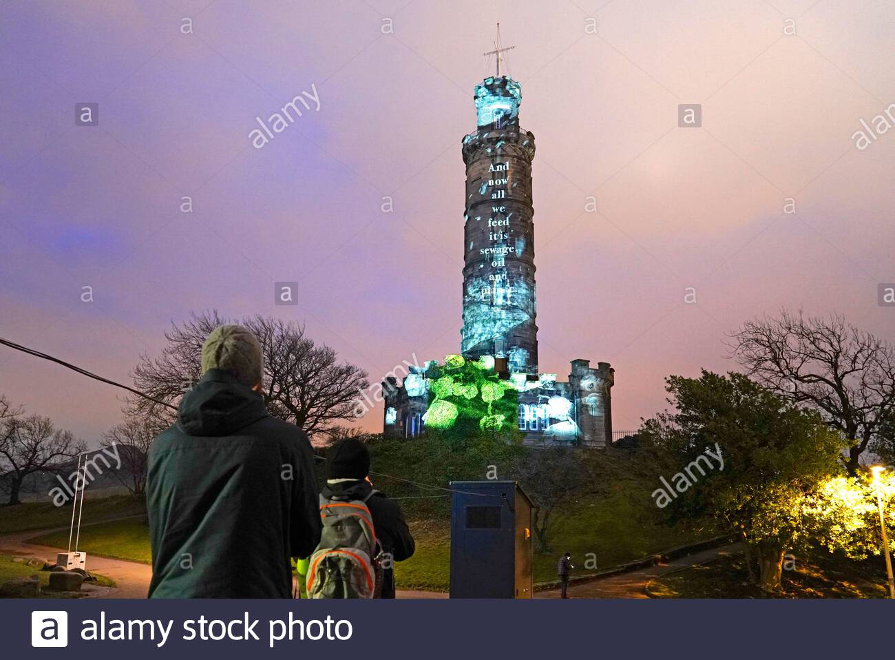 Edinburgh, Schottland, Großbritannien. 1. Jan 2020. Die Worte des berühmten Schriftstellers Robin Robertson mit Bildern Ausleuchten der Nelson Denkmal auf dem Calton Hill. Läuft vom 1. bis zum 25. Januar, Teil von Edinburgh's Hogmanay feiern, Nachricht vom Himmel, Küstenlinien, eine Sammlung von Briefen nach Schottland zu unseren Beziehungen mit unseren Meeren, Gewässer und Küsten und unsere maritime Erbe widerspiegelt. Quelle: Craig Brown/Alamy leben Nachrichten Stockfoto