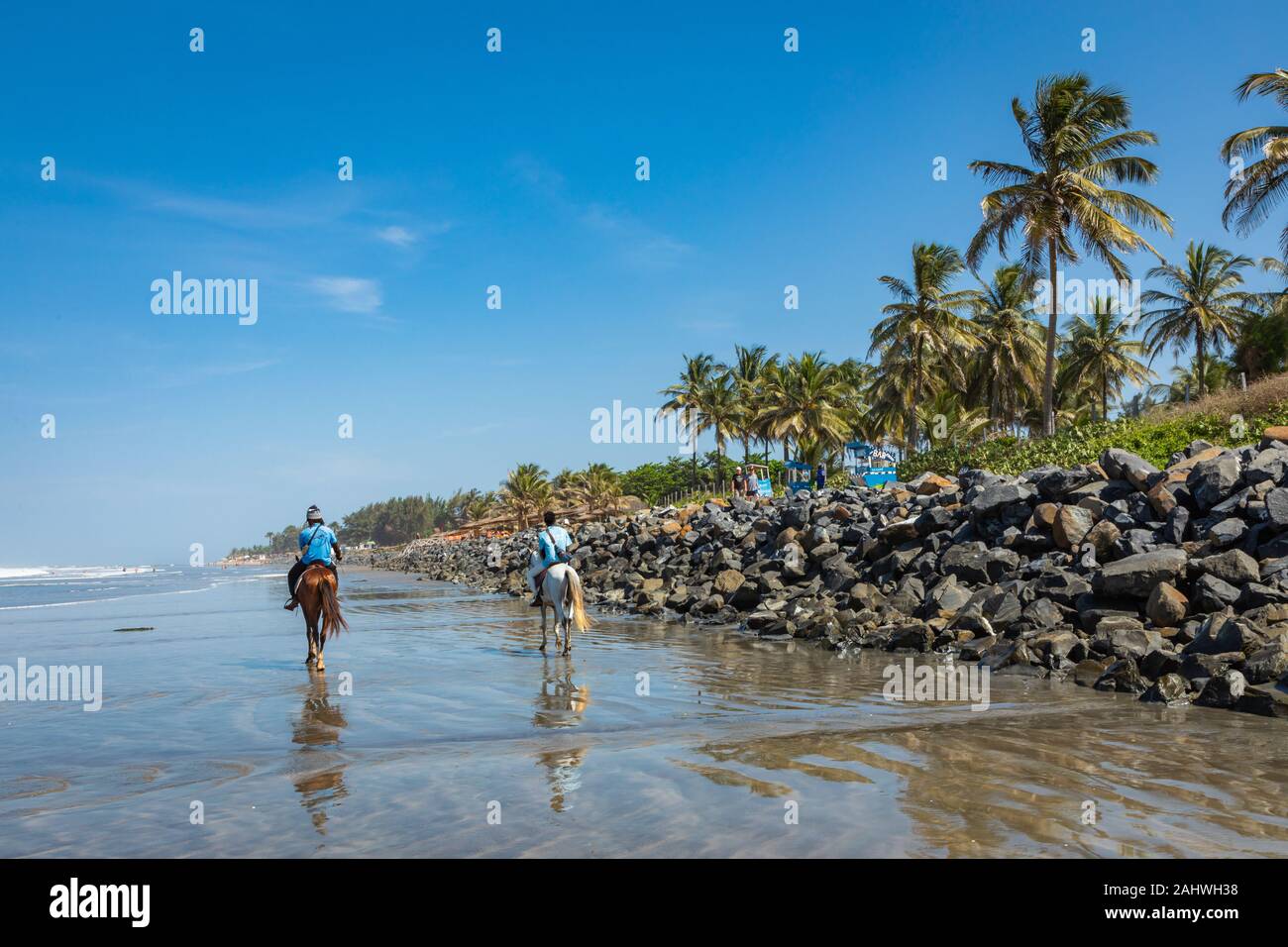 SERREKUNDA GAMBIA - 22. NOVEMBER 2019: Strand in der Nähe der Hotel senegambia Strip in Gambia, Westafrika. Stockfoto