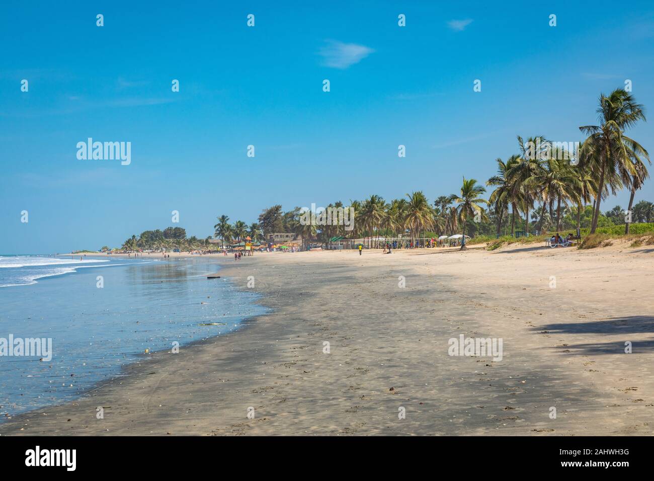 SERREKUNDA GAMBIA - 22. NOVEMBER 2019: Strand in der Nähe der Hotel senegambia Strip in Gambia, Westafrika. Stockfoto