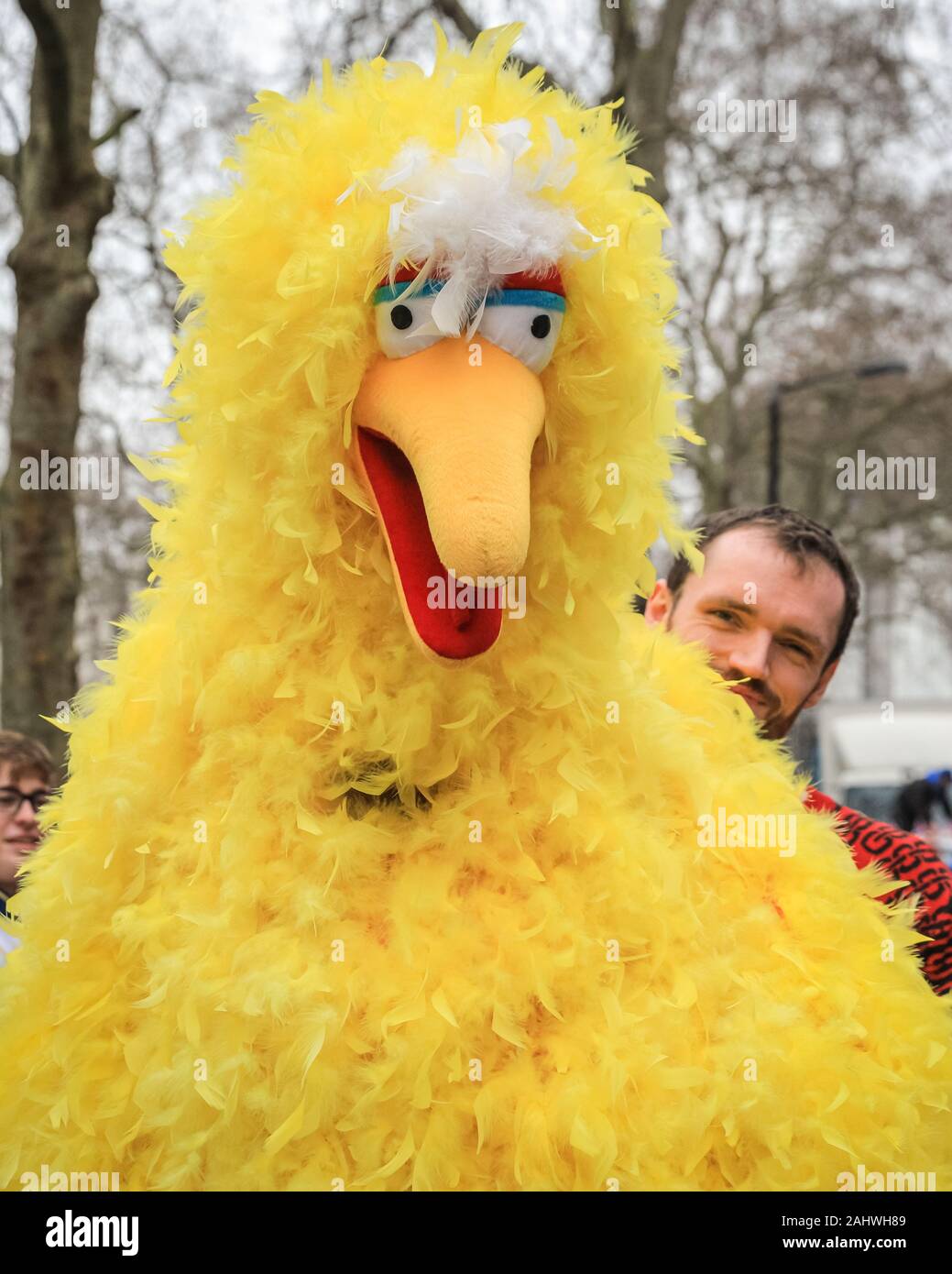 Central London, 1. Jan 2020. Big Bird und Freund nehmen Sie teil an der Parade mit Helden für Nächstenliebe. London Ringe in 2020 mit Day Parade der jährlichen 'Londons neues Jahr', mehr liebevoll von Londonern bekannt als LNYDP, und seine spektakulären Darbietungen entlang einer Route durch das Zentrum von London. Credit: Imageplotter/Alamy leben Nachrichten Stockfoto