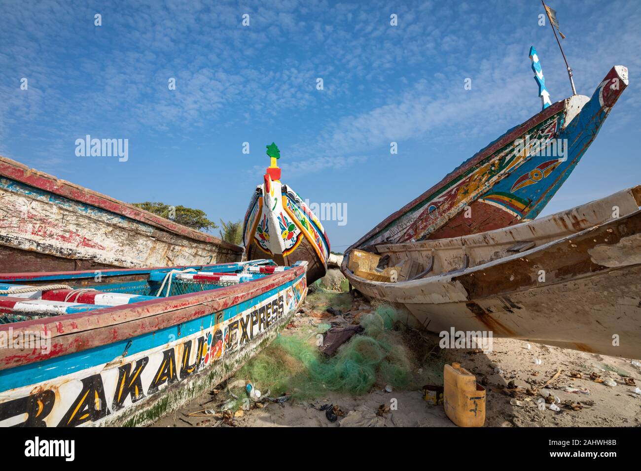 TANJI, Gambia - November 21, 2019: traditionelle Fischerboote in Tanji. Fischerdorf. Gambia, Westafrika. Stockfoto