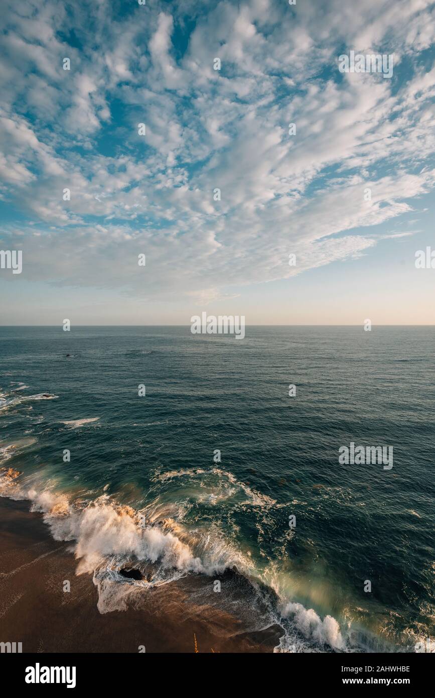 Wellen im Pazifischen Ozean am Point Dume, Malibu, Kalifornien Stockfoto