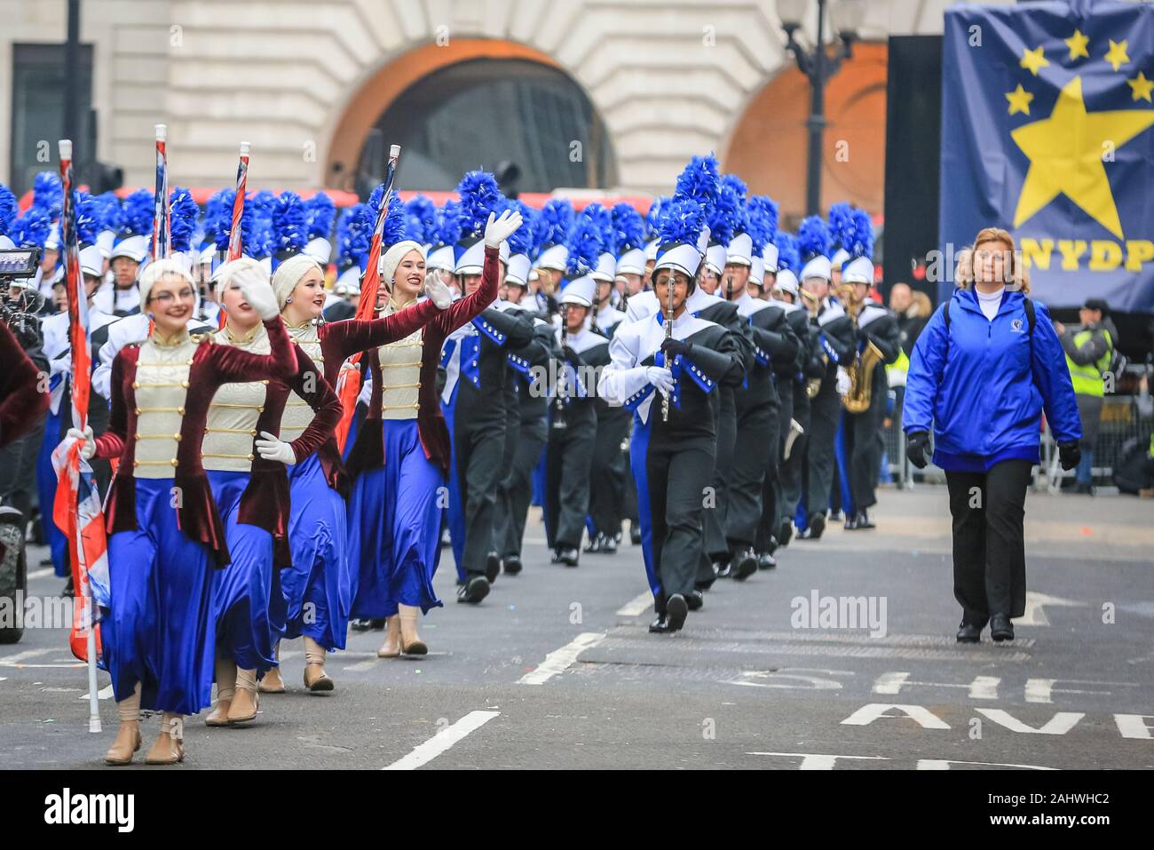 Central London, 1. Jan 2020. Ein High School Marching Band durchführen. London Ringe in 2020 mit Day Parade der jährlichen 'Londons neues Jahr', mehr liebevoll von Londonern bekannt als LNYDP, und seine spektakulären Darbietungen entlang einer Route durch das Zentrum von London. Credit: Imageplotter/Alamy leben Nachrichten Stockfoto