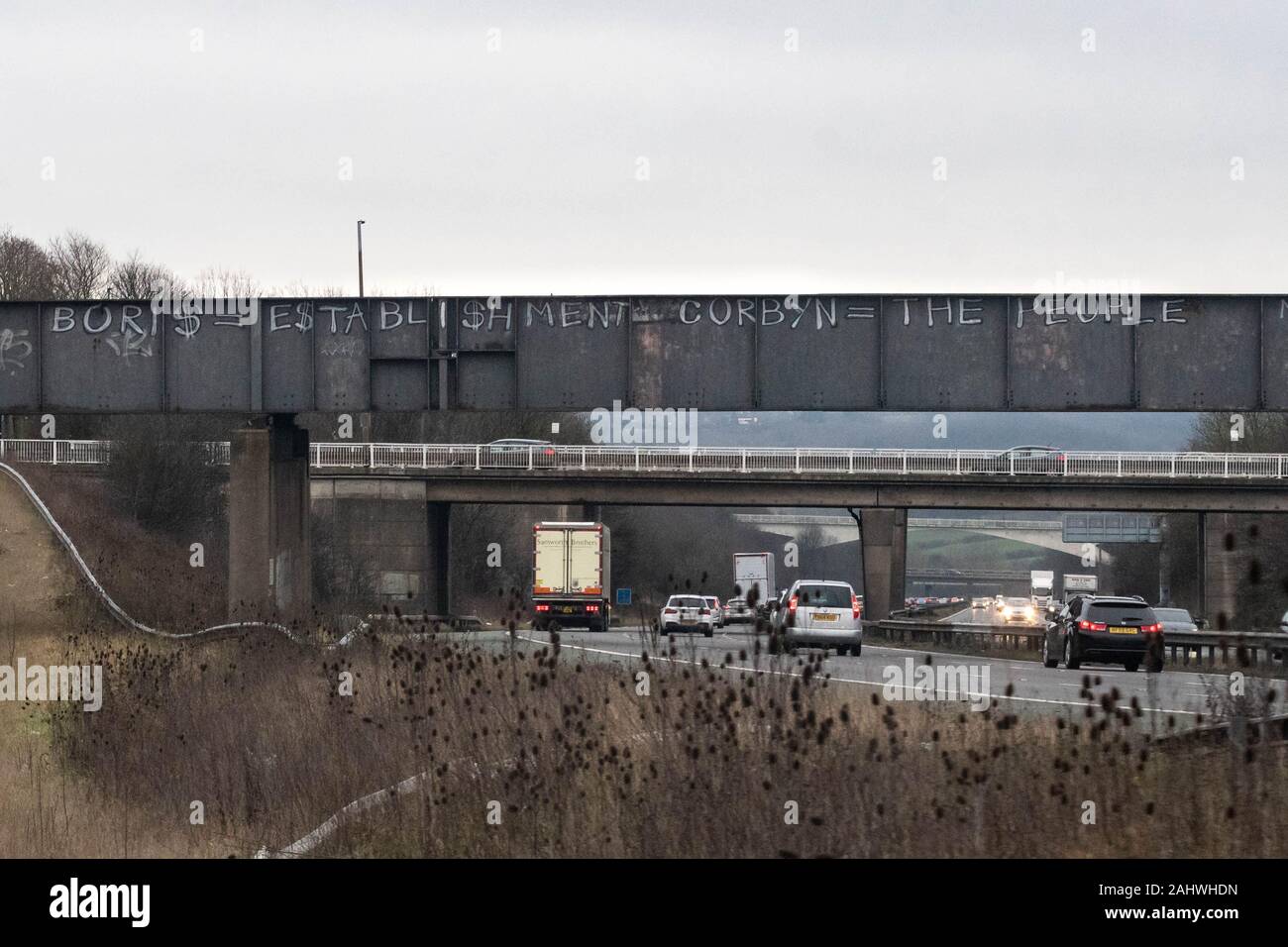 Politische Graffiti, England, Grossbritannien 2019 - Boris = angemietet Corbyn = Die Menschen - neben der Autobahn M1 an Dodworth, Barnsley, South Yorkshire, England Stockfoto