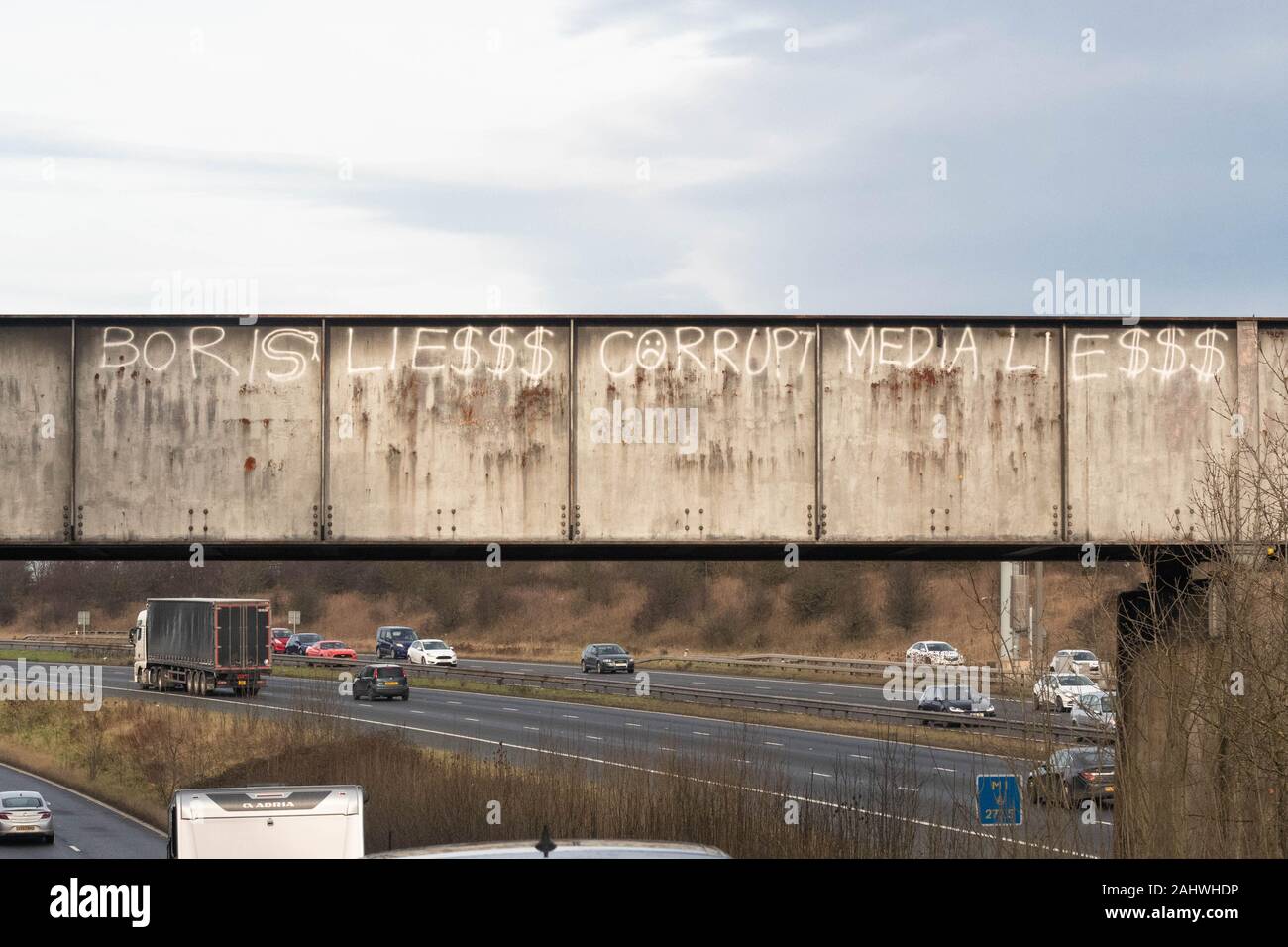 Anti Boris Johnson Graffiti - Boris liegt beschädigte Medien liegt - auf der Brücke geschrieben, neben der Autobahn M1 an Dodworth, Barnsley, South Yorkshire, England Stockfoto