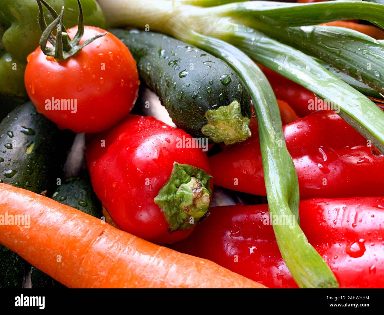 Überblick über verschiedene Gemüse mit Wassertropfen auf eine Küche, mediterrane Küche, Spanien angeordnet Stockfoto