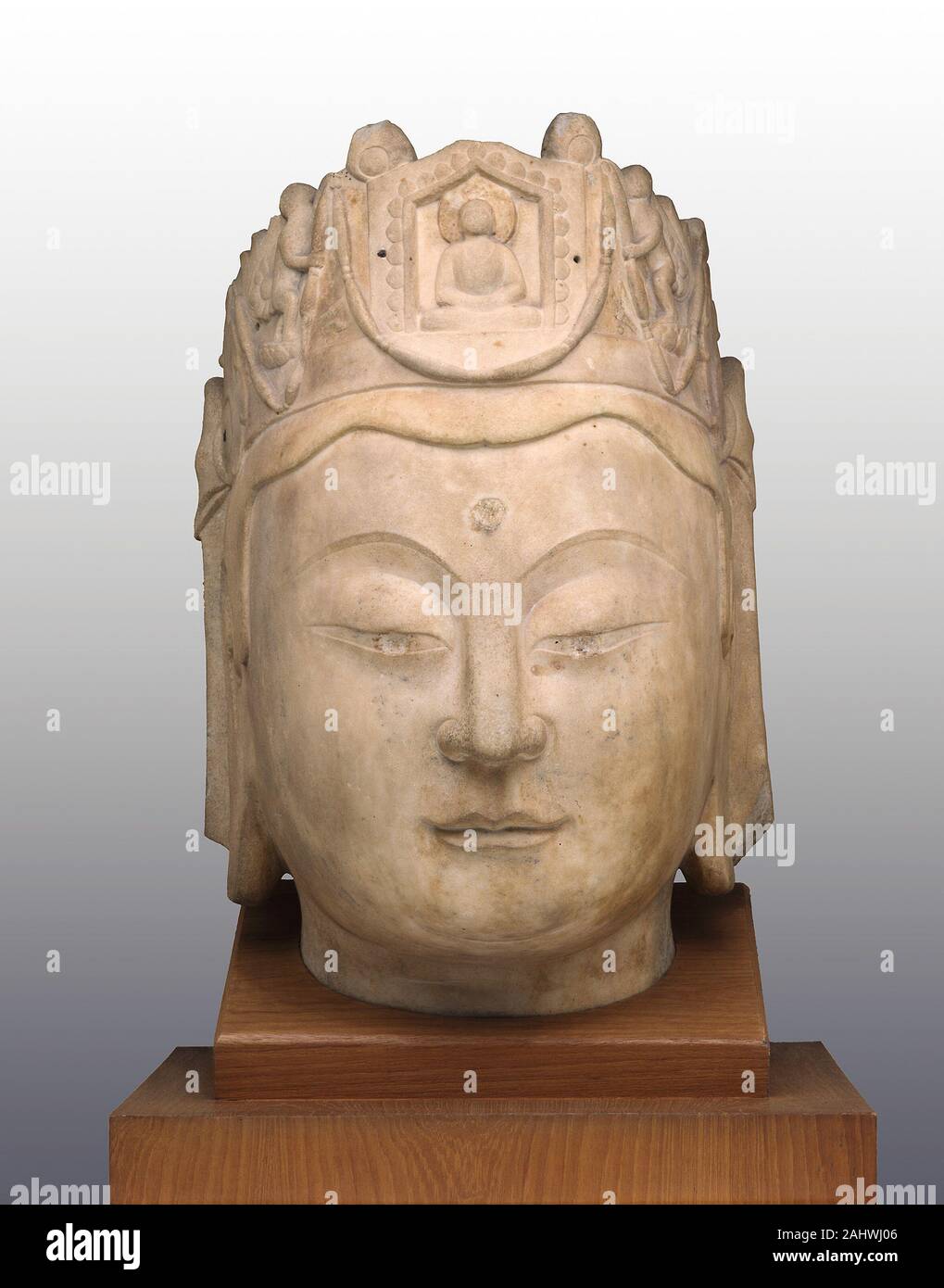 Leiter der Guanyin. 575 AD - 600 AD. China. Marmor mit Spuren von Beschlägen an der Krone Die gutartige, altruistisch Aspekt des Buddhismus in diesem wunderschön geschnitzten Marmor Leiter der Bodhisattva Guanyin (Sanskrit Avalokitesvara) ausgedrückt wird. Die Miniatur Bild des Buddha bekannt als Amitabha (Amituo), in der Krone dargestellt, zeigt die Identität des Bodhisattva. Bestimmte Funktionen dieser Kopf werden gemeinsam mit anderen buddhistischen Symbole der Dreschkorb stirn Kreis (URNA) ist ein vielversprechendes Zeichen, aus der Weisheit ausstrahlt; die langgezogene Ohrläppchen deuten auf die aristokratische Indischen brauch er tragen Stockfoto