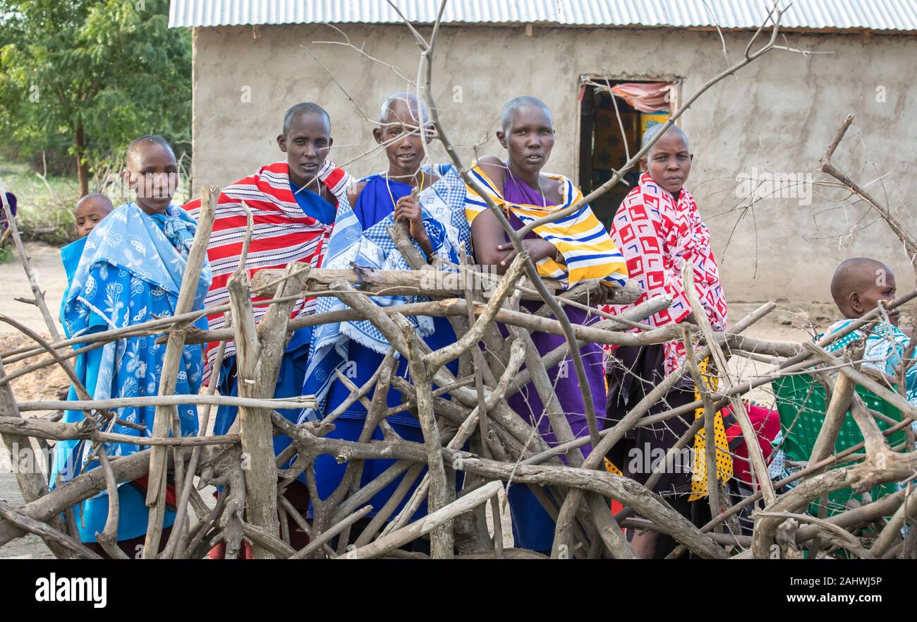 Maipo, Tansania, 4. Juni 2019: Masai Damen in der boma Stockfoto