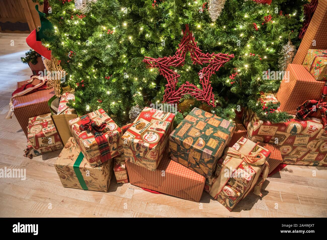 Weihnachten Dekorationen und Geschenke unter einem grossen Weihnachtsbaum. Stockfoto