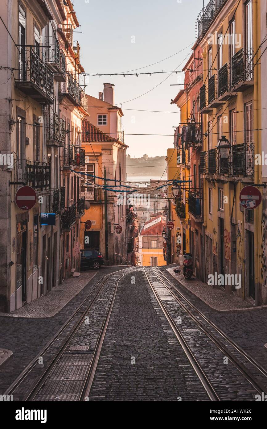 Eine bunte Straße in Bairro Alto, Lissabon, Portugal Stockfoto