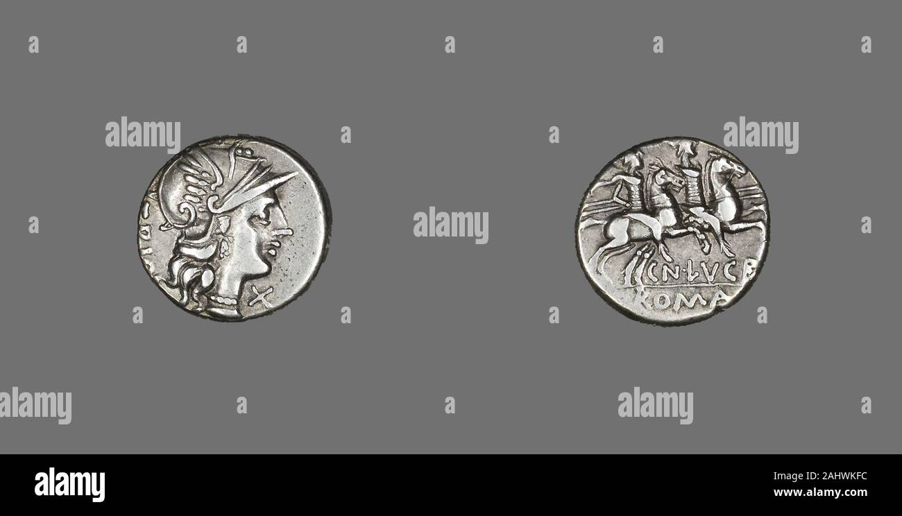 Antike römische. Denar (Münze), die die Göttin Roma. 136 v. Chr.. Italien. Silber Porträts von wichtigen Personen erscheinen in der lokalen Währung auf der ganzen Welt. Das gleiche galt im alten Rom, die sich mit der Produktion von der ersten Prägung in den späten 4 Jahrhundert v. Chr.. Frühe Münzen die Köpfe der Götter und Göttinnen auf der Vorderseite dargestellt, oft in Profil, während die Rückseite Tiere, natürliche Ressourcen, Symbole dargestellt, und Bezüge zu historischen Ereignissen. Es war nicht bis 44 v. Chr., das Porträt einer lebenden Person - Julius Caesar - auf Münzen erschien. Danach Profil Porträts von Herrschern oder andere Mitglieder o Stockfoto