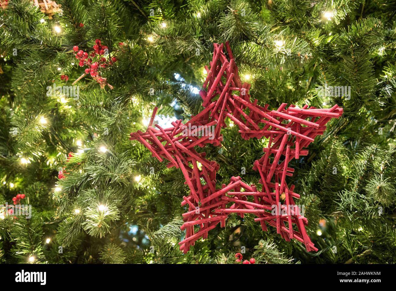 Weihnachtsschmuck hängen an einem grossen Weihnachtsbaum. Stockfoto